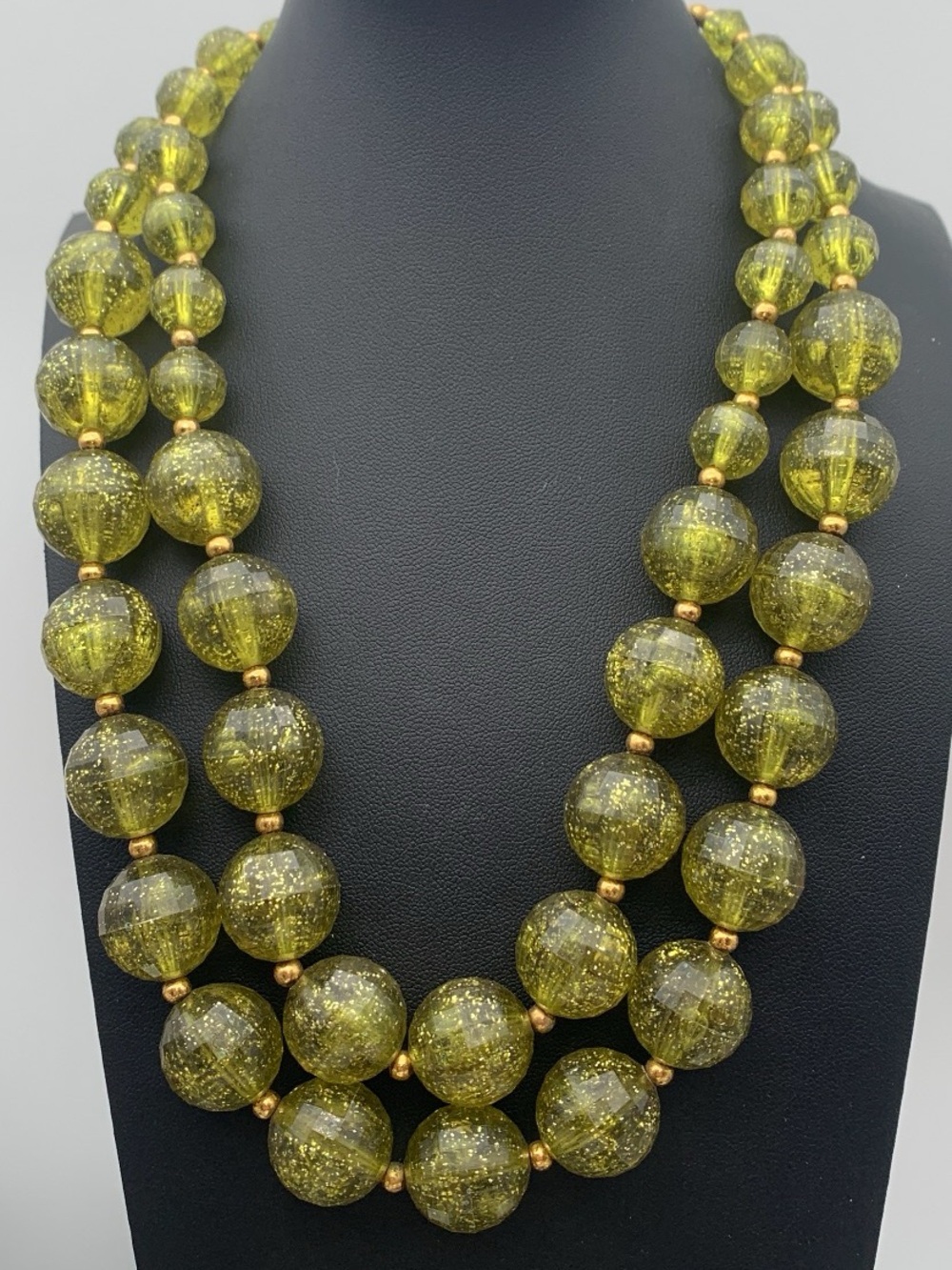 Vintage chunky chartreuse olive green sparkly confetti lucite beaded necklace